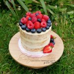 Smash cake with Mascarpone and berries