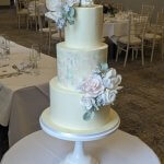 Butter cream wedding cake with aquarel pastel middle tier and sugar flowers
